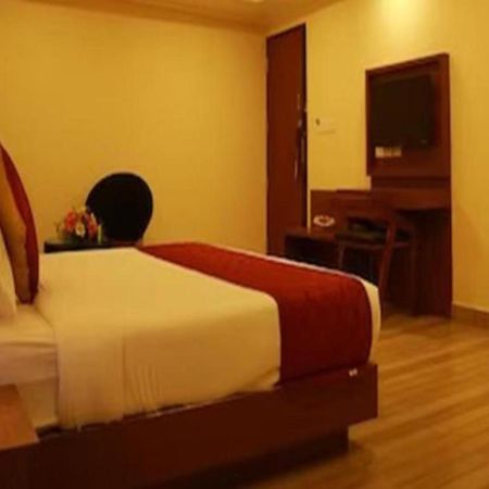 Fabhotel Prime D Chandlier Kochi Екстериор снимка