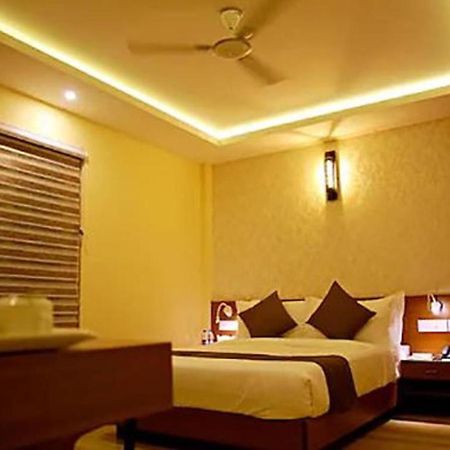 Fabhotel Prime D Chandlier Kochi Екстериор снимка