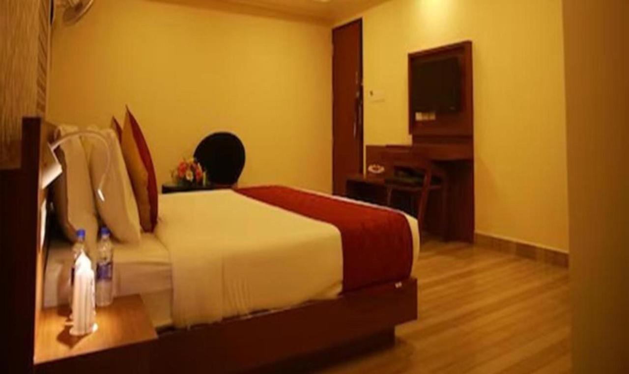 Fabhotel Prime D Chandlier Kochi Екстериор снимка